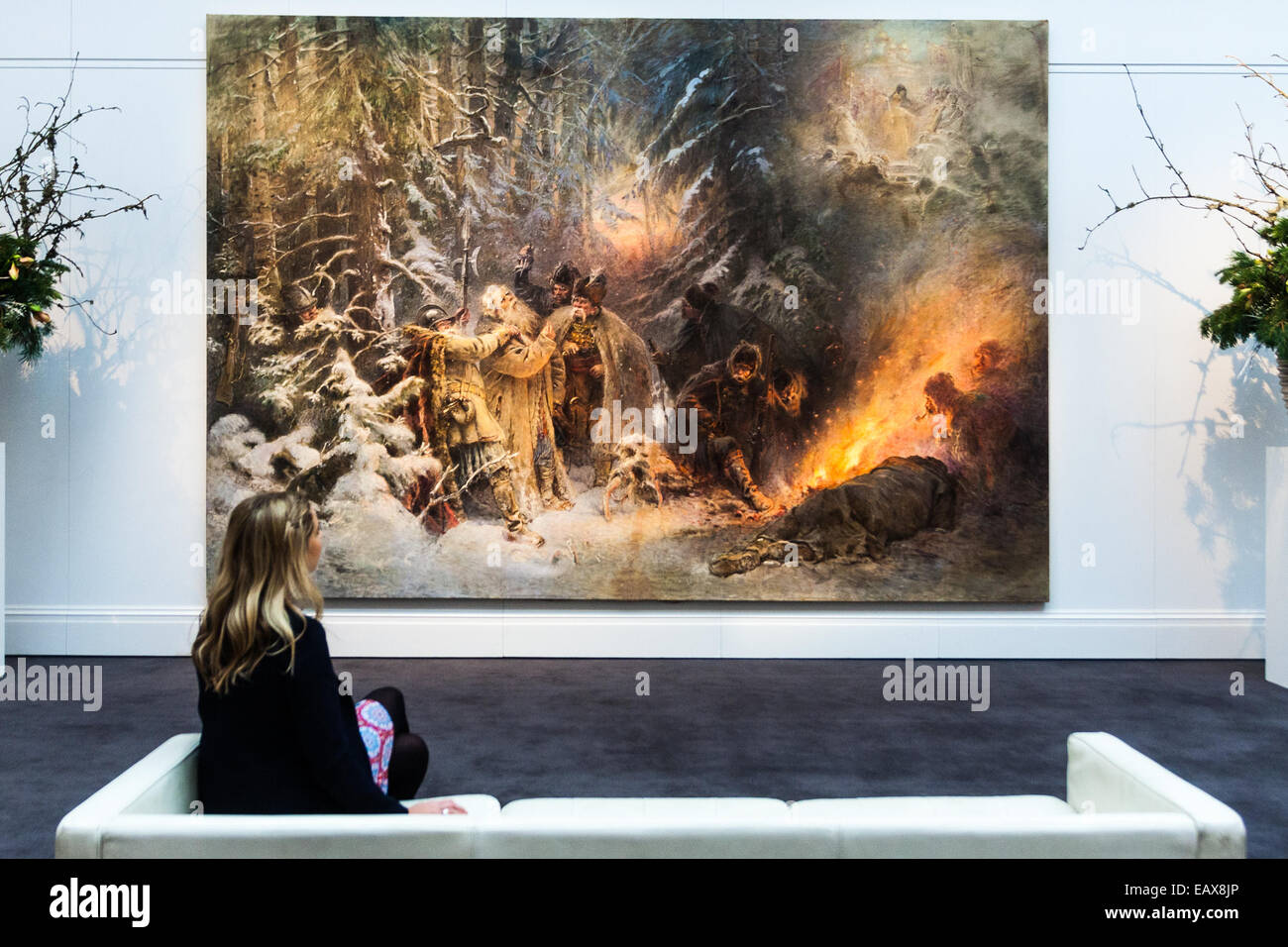 Sotheby's, Londres, 21 novembre 2014. Sotheby's présente l'un de ses plus forts des offrandes de Fédération de peintures, icônes et les œuvres que la célèbre maison de vente aux enchères d'art fête ses 25 ans en Russie. Sur la photo : attendre entre £1,5 - 2,5 millions de livres, le monumental materpiece Makovsky redécouvert t six mètres de large, l'imagerie de la vie des héros légendaire Ivan Susanin qui est crédité d'avoir sauvé la vie de la jeune Mikhail Romanov, fondateur de la dynastie des Romanov Crédit : Paul Davey/Alamy Live News Banque D'Images