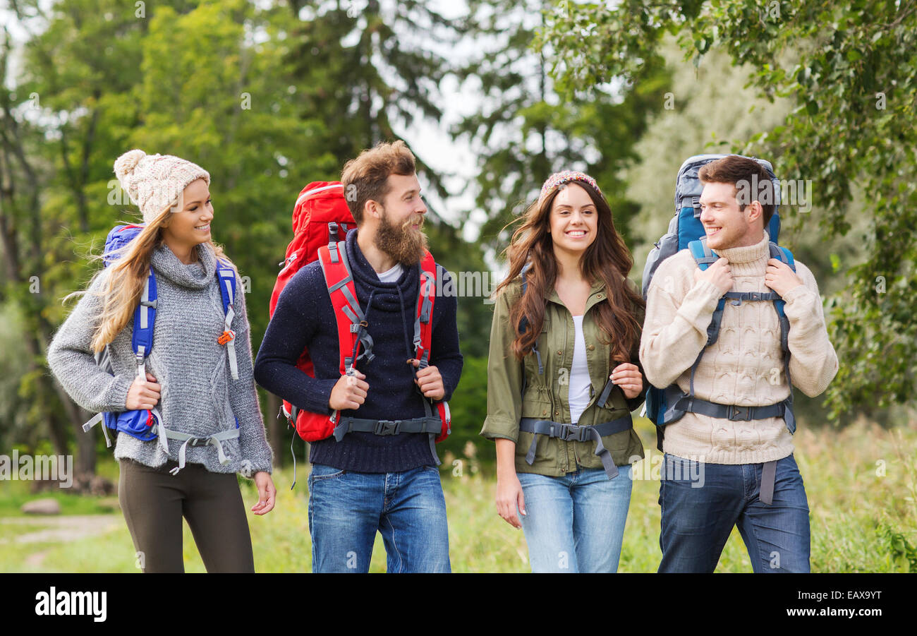 Group of smiling friends avec sacs à dos randonnée Banque D'Images