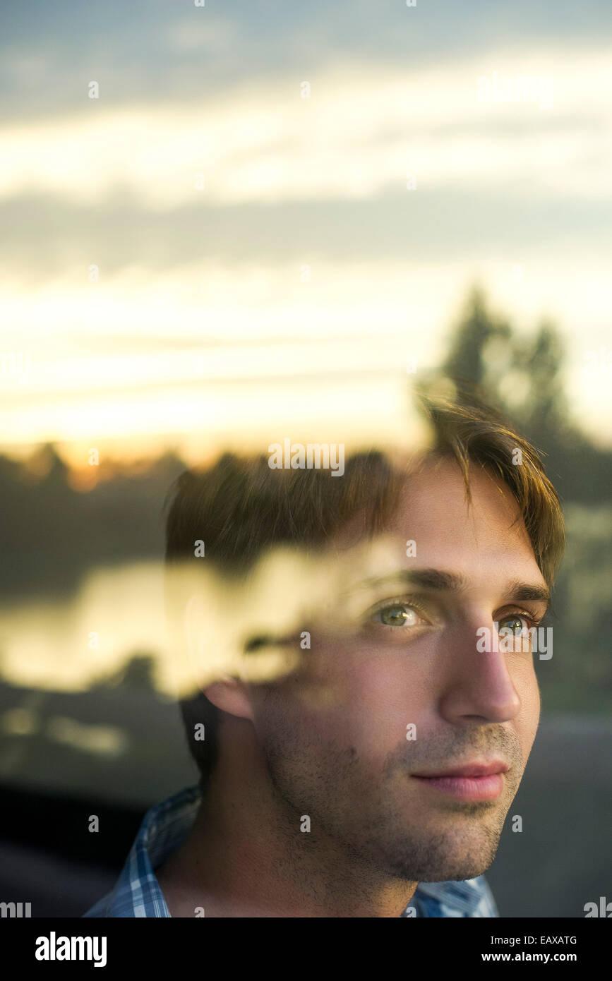 L'homme regardant le lever du soleil Banque D'Images