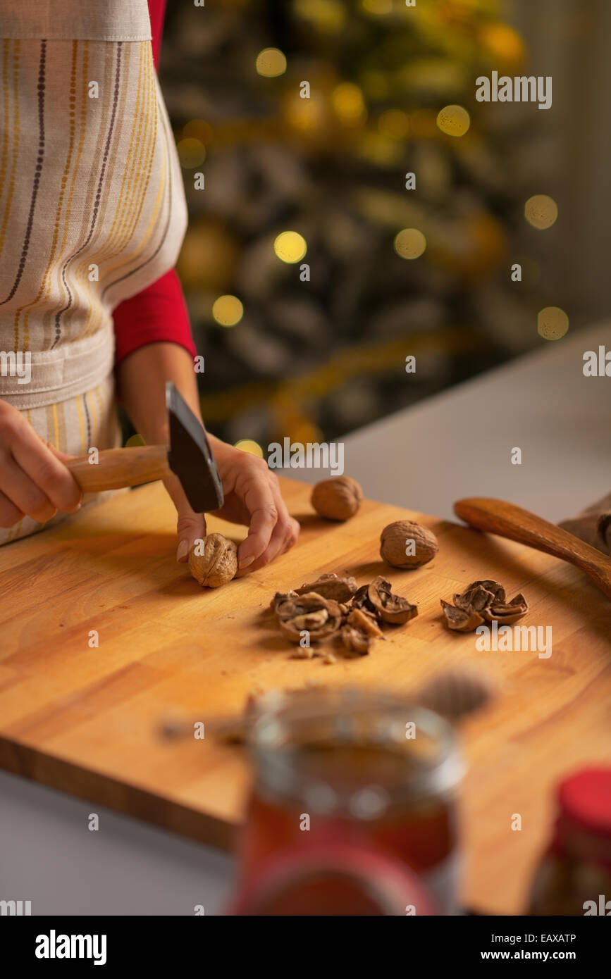 Gros plan sur happy housewife hacher les noix en cuisine Décoration de Noël Banque D'Images