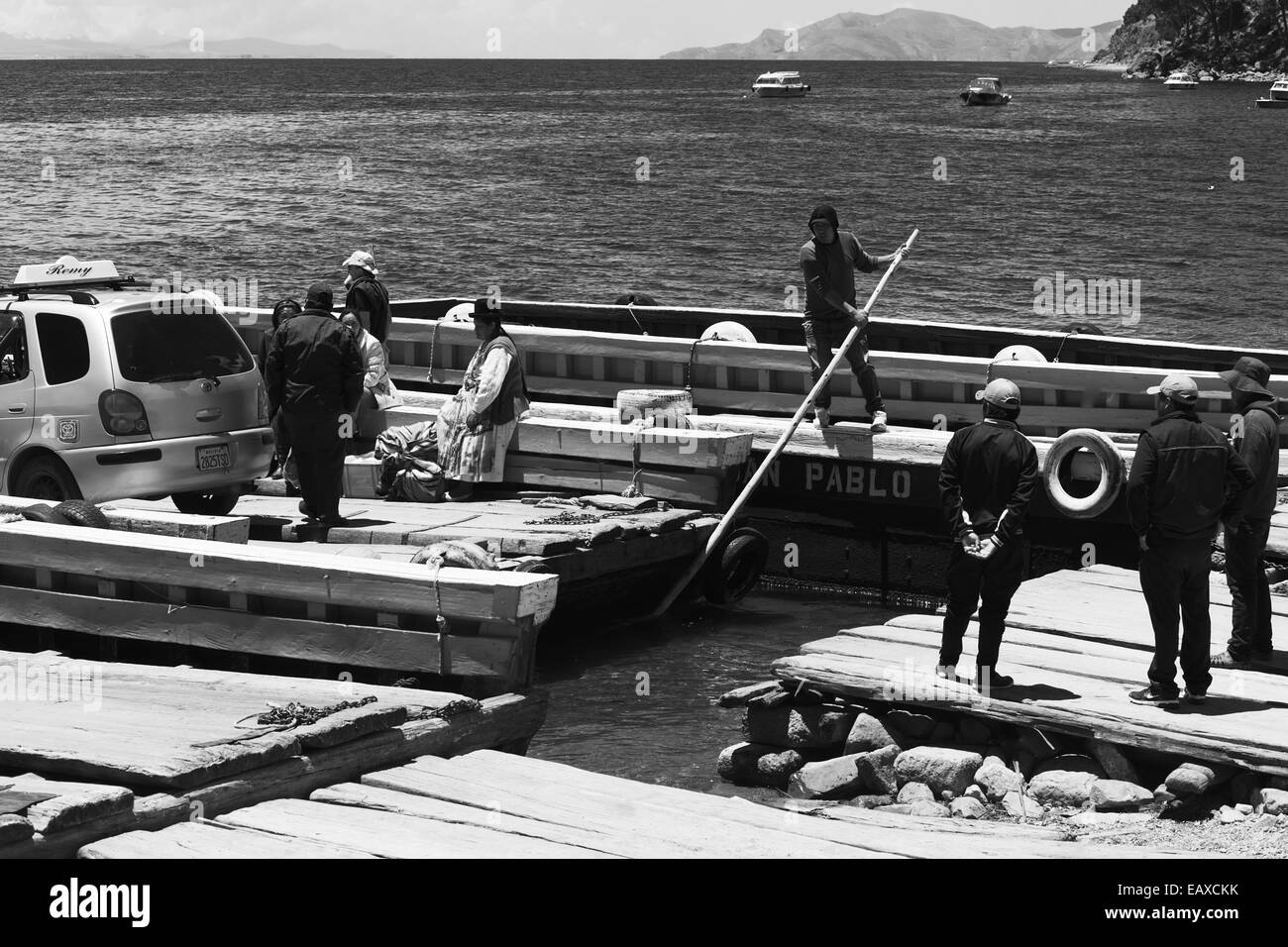 Ferry chargé d'être poussé loin de la rive du lac Titicaca au détroit de Tiquina en Bolivie Banque D'Images