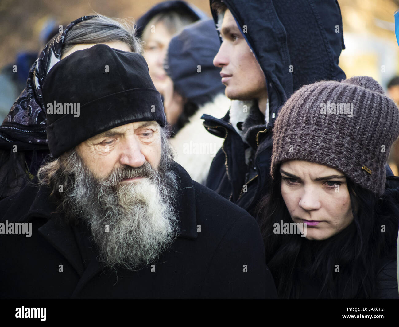 Le 21 novembre 2014 - Il y a des centaines de héros Croix céleste à l'anniversaire de la révolution de la dignité ont été une centaine de personnes, ils ont apporté des fleurs et les lampes au mémorial signe. (Crédit Image : © Igor Golovniov/Zuma sur le fil) Banque D'Images