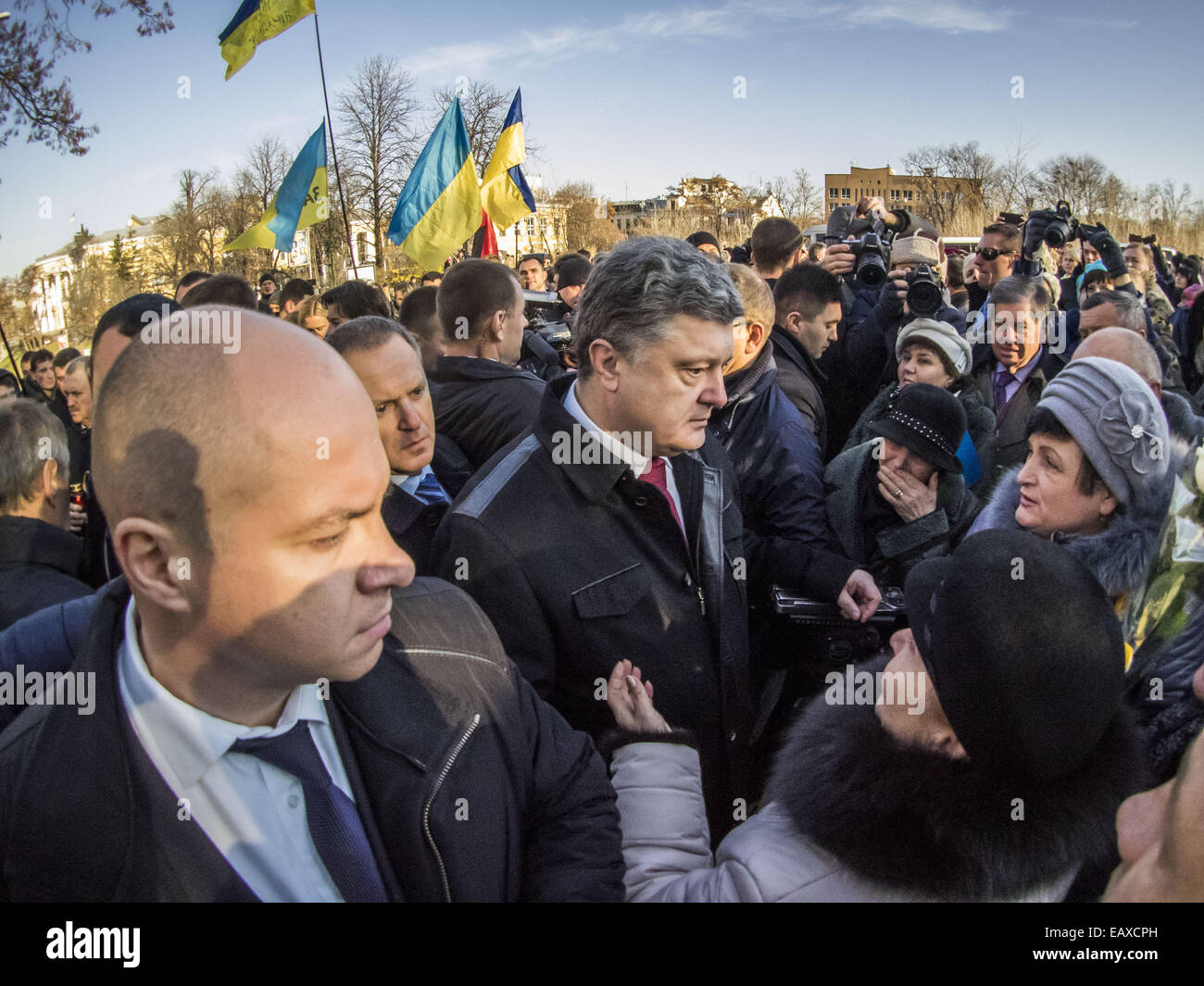 Le 21 novembre 2014 - Il y a des centaines de héros Croix céleste à l'anniversaire de la révolution de la dignité ont été une centaine de personnes, ils ont apporté des fleurs et les lampes au mémorial signe. (Crédit Image : © Igor Golovniov/Zuma sur le fil) Banque D'Images