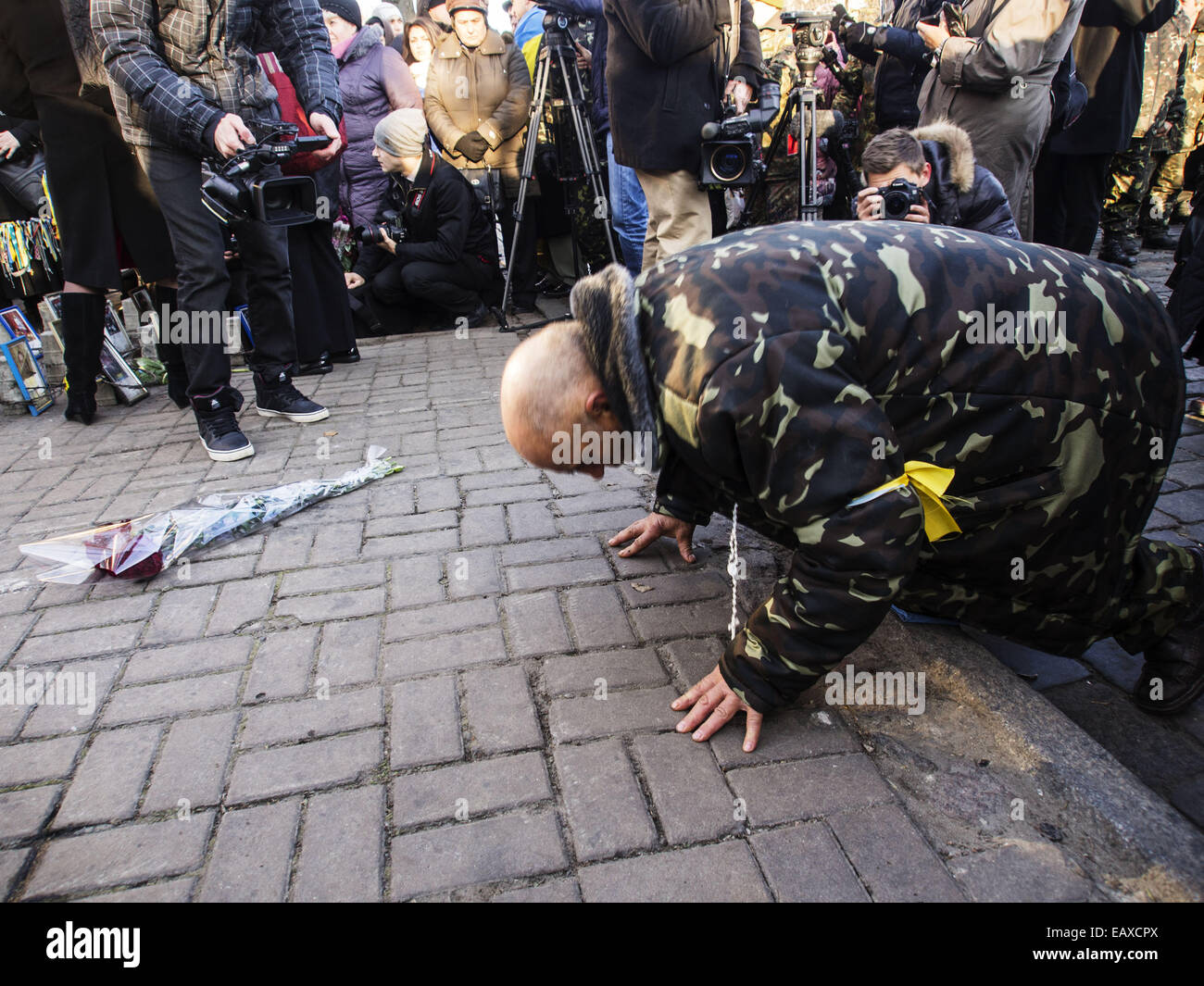 Le 21 novembre 2014 - Il y a des centaines de héros Croix céleste à l'anniversaire de la révolution de la dignité ont été une centaine de personnes, ils ont apporté des fleurs et les lampes au mémorial signe. (Crédit Image : © Igor Golovniov/Zuma sur le fil) Banque D'Images