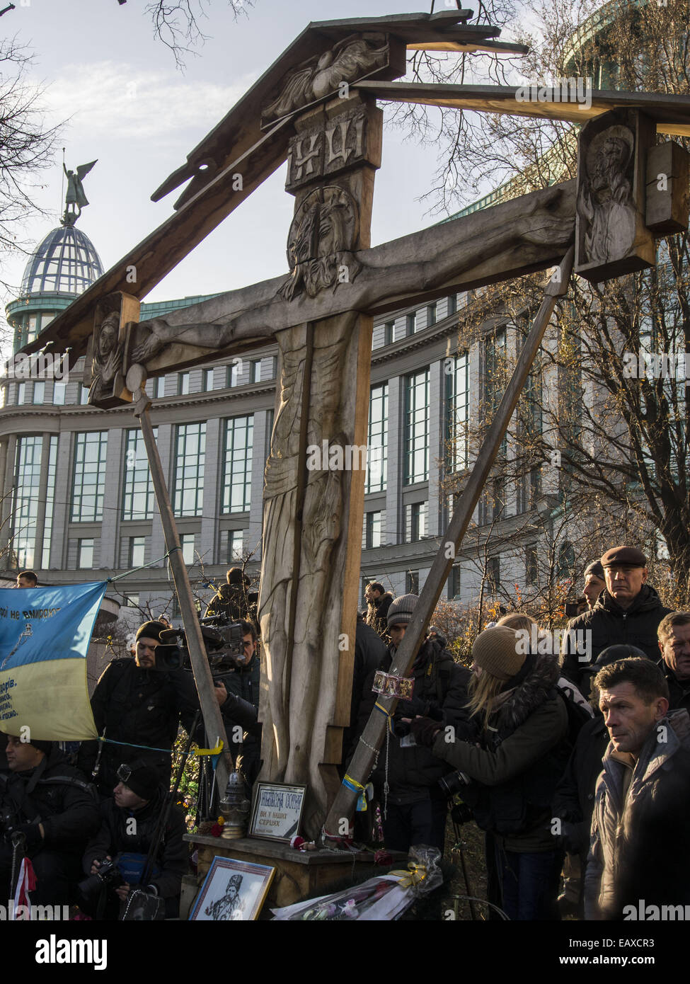 Le 21 novembre 2014 - Il y a des centaines de héros Croix céleste à l'anniversaire de la révolution de la dignité ont été une centaine de personnes, ils ont apporté des fleurs et les lampes au mémorial signe. (Crédit Image : © Igor Golovniov/Zuma sur le fil) Banque D'Images