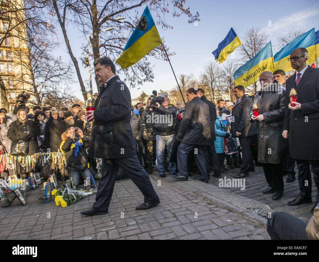 Le 21 novembre 2014 - Il y a des centaines de héros Croix céleste à l'anniversaire de la révolution de la dignité ont été une centaine de personnes, ils ont apporté des fleurs et les lampes au mémorial signe. (Crédit Image : © Igor Golovniov/Zuma sur le fil) Banque D'Images