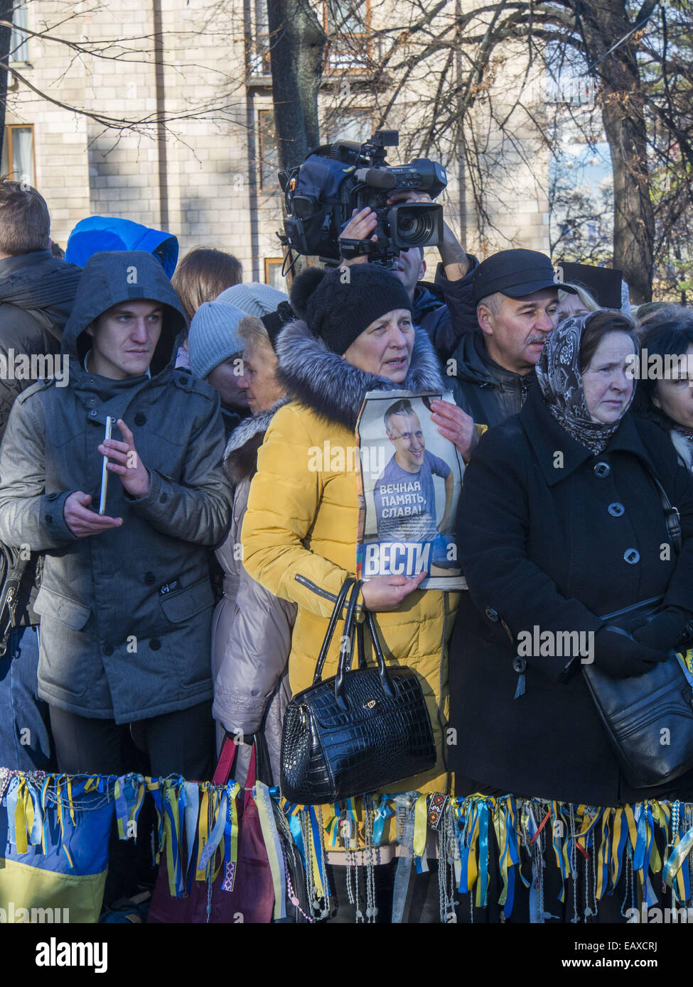 Il y a des centaines de héros Croix céleste à l'anniversaire de la révolution de la dignité ont été une centaine de personnes, ils ont apporté des fleurs et les lampes au mémorial signe. 21 Nov, 2014. © Igor Golovniov/ZUMA/Alamy Fil Live News Banque D'Images
