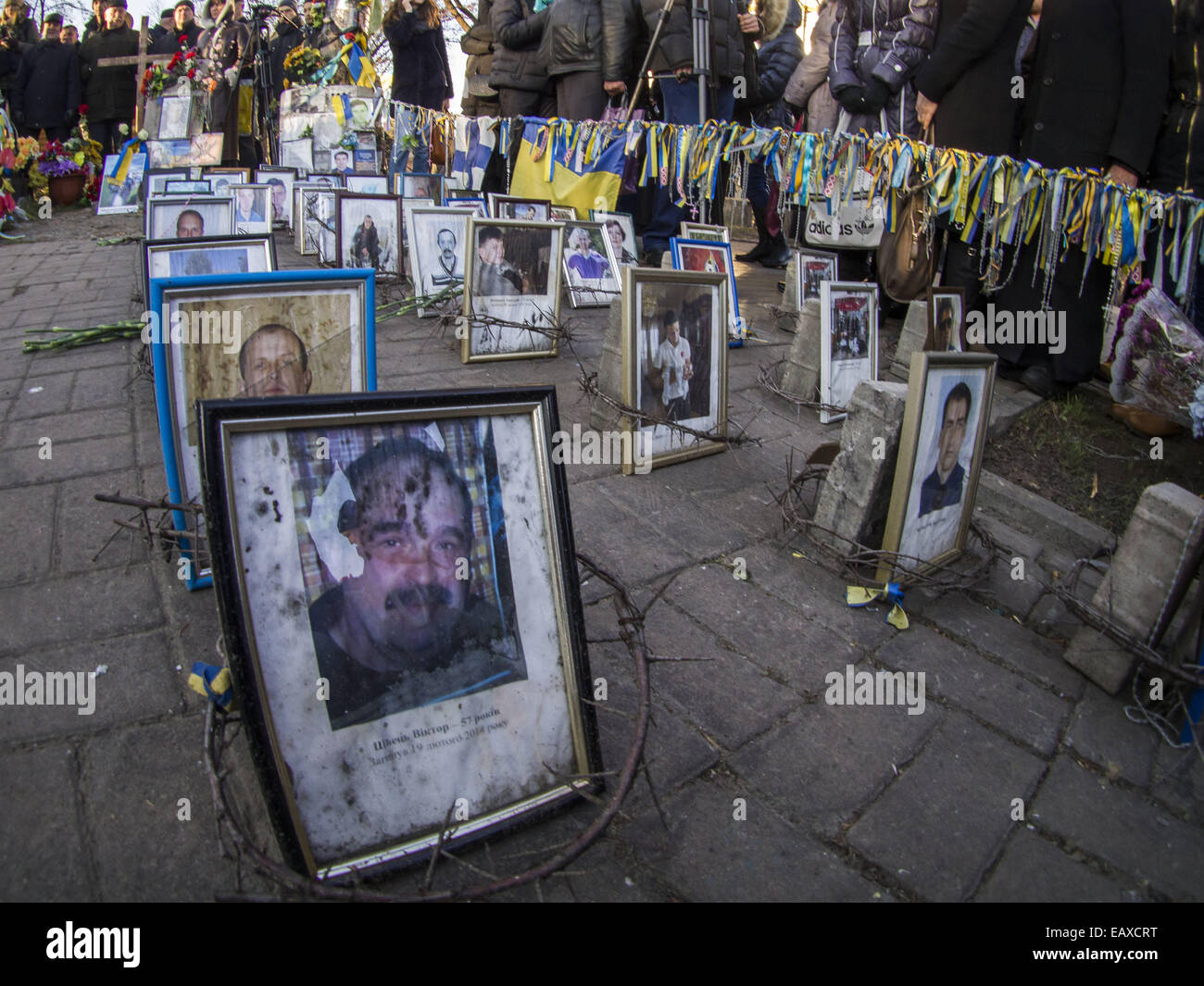 Il y a des centaines de héros Croix céleste à l'anniversaire de la révolution de la dignité ont été une centaine de personnes, ils ont apporté des fleurs et les lampes au mémorial signe. 21 Nov, 2014. © Igor Golovniov/ZUMA/Alamy Fil Live News Banque D'Images