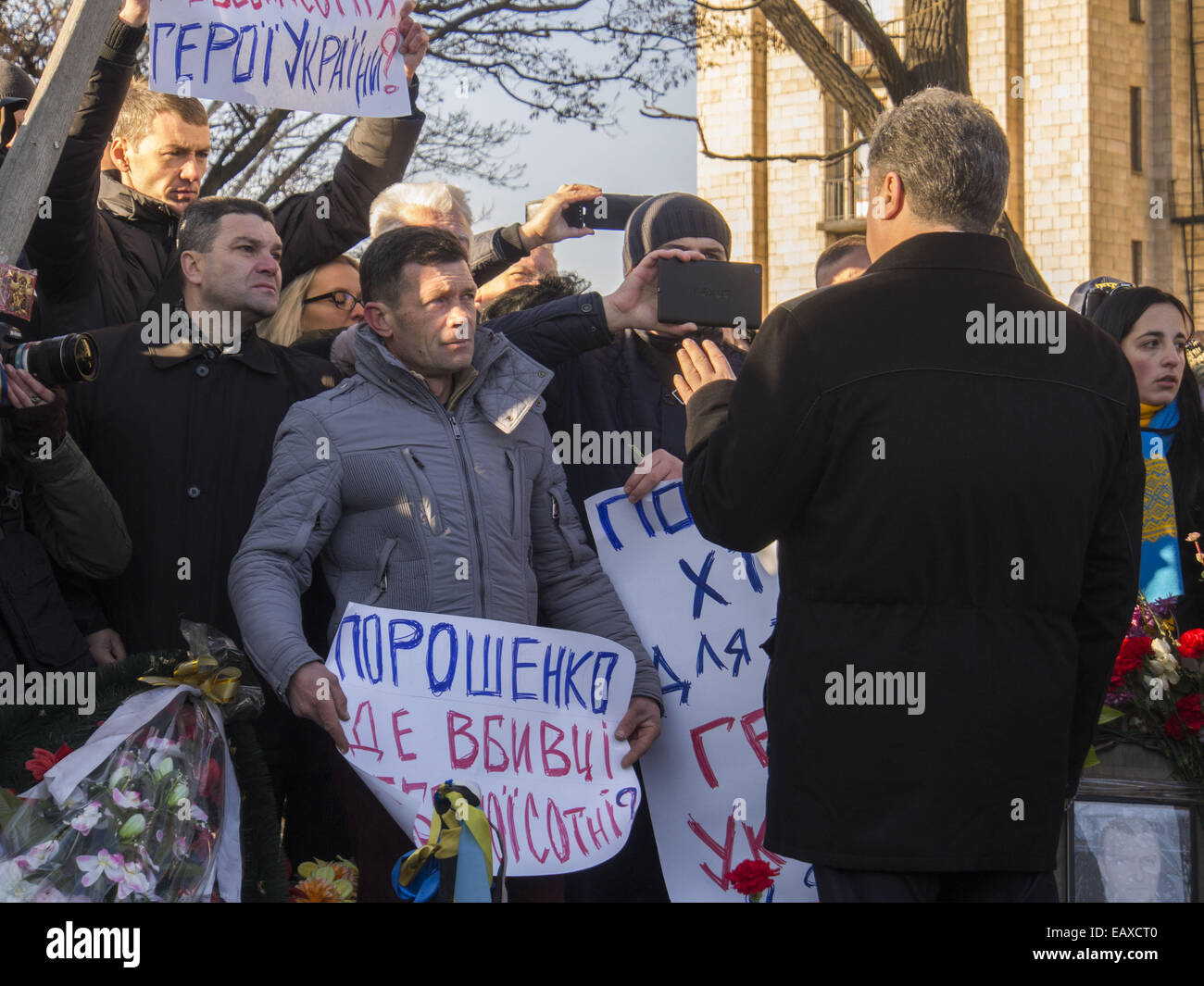 Il y a des centaines de héros Croix céleste à l'anniversaire de la révolution de la dignité ont été une centaine de personnes, ils ont apporté des fleurs et les lampes au mémorial signe. 21 Nov, 2014. © Igor Golovniov/ZUMA/Alamy Fil Live News Banque D'Images
