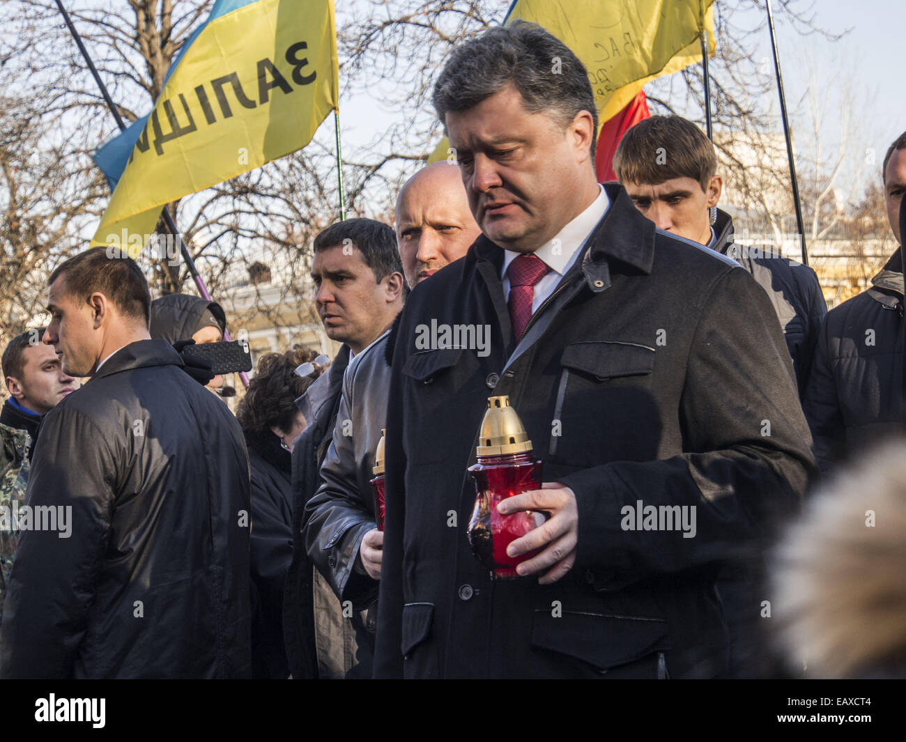 Il y a des centaines de héros Croix céleste à l'anniversaire de la révolution de la dignité ont été une centaine de personnes, ils ont apporté des fleurs et les lampes au mémorial signe. 21 Nov, 2014. © Igor Golovniov/ZUMA/Alamy Fil Live News Banque D'Images