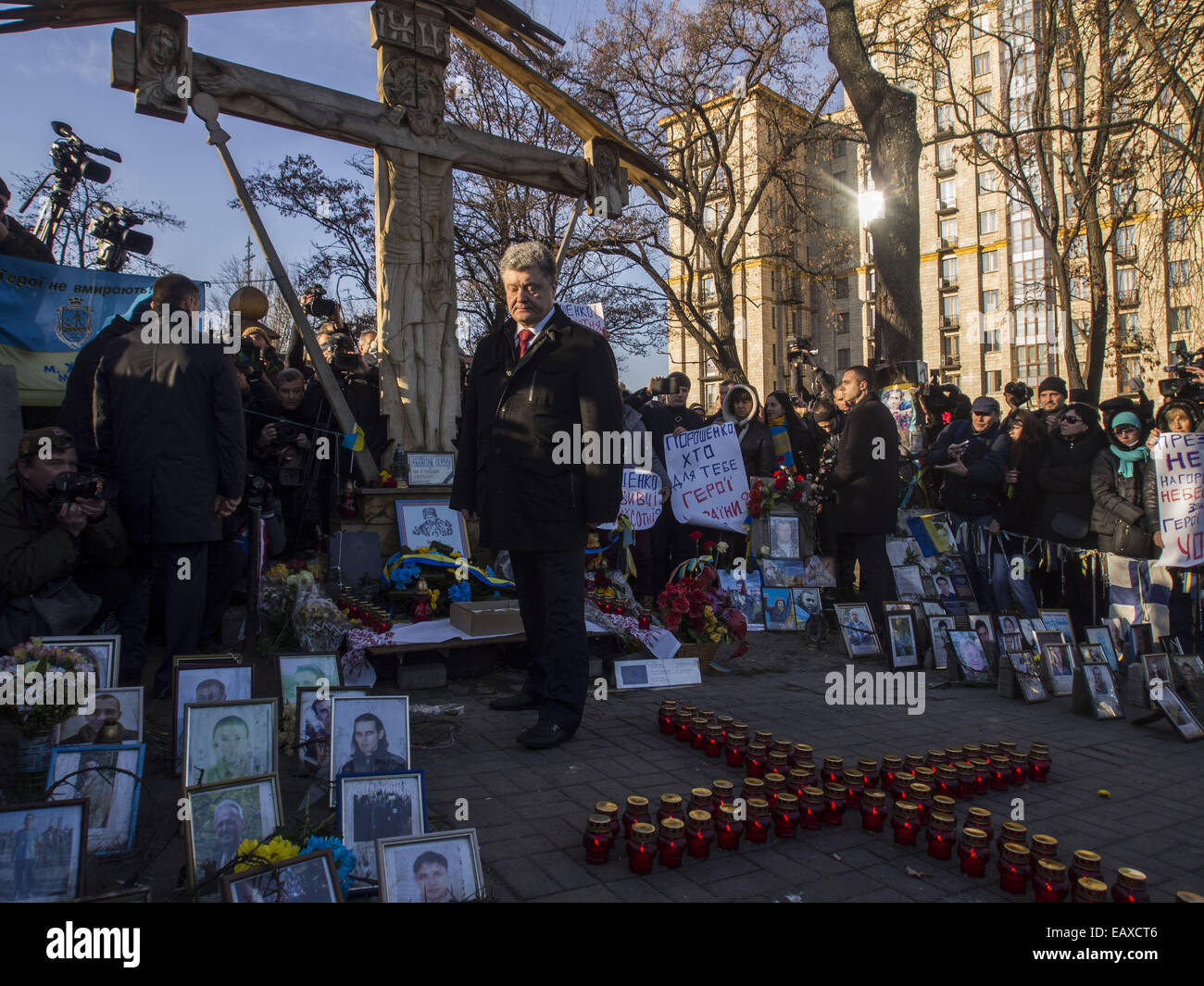 Il y a des centaines de héros Croix céleste à l'anniversaire de la révolution de la dignité ont été une centaine de personnes, ils ont apporté des fleurs et les lampes au mémorial signe. 21 Nov, 2014. © Igor Golovniov/ZUMA/Alamy Fil Live News Banque D'Images