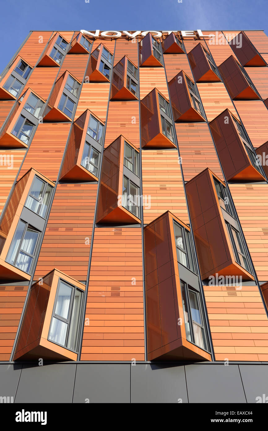 Le nouvel hôtel Novotel au stade de Wembley. Un design moderne à l'aide de panneaux de revêtement en céramique à l'intérieur dans un cadre d'acier Banque D'Images