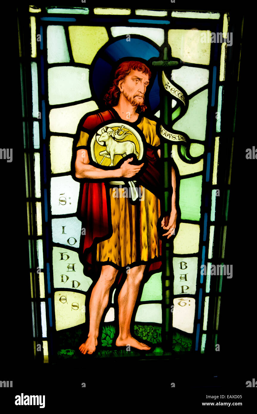 Saint Jean le Baptiste, vitraux décoratifs de la chapelle démolie, Castell Coch, Tongwynlais, Cardiff, Pays de Galles. Banque D'Images Saint Jean le Baptiste, vitraux décoratifs de la chapelle démolie, Castell Coch, Tongwynlais, Cardiff, Pays de Galles. Banque D'Images