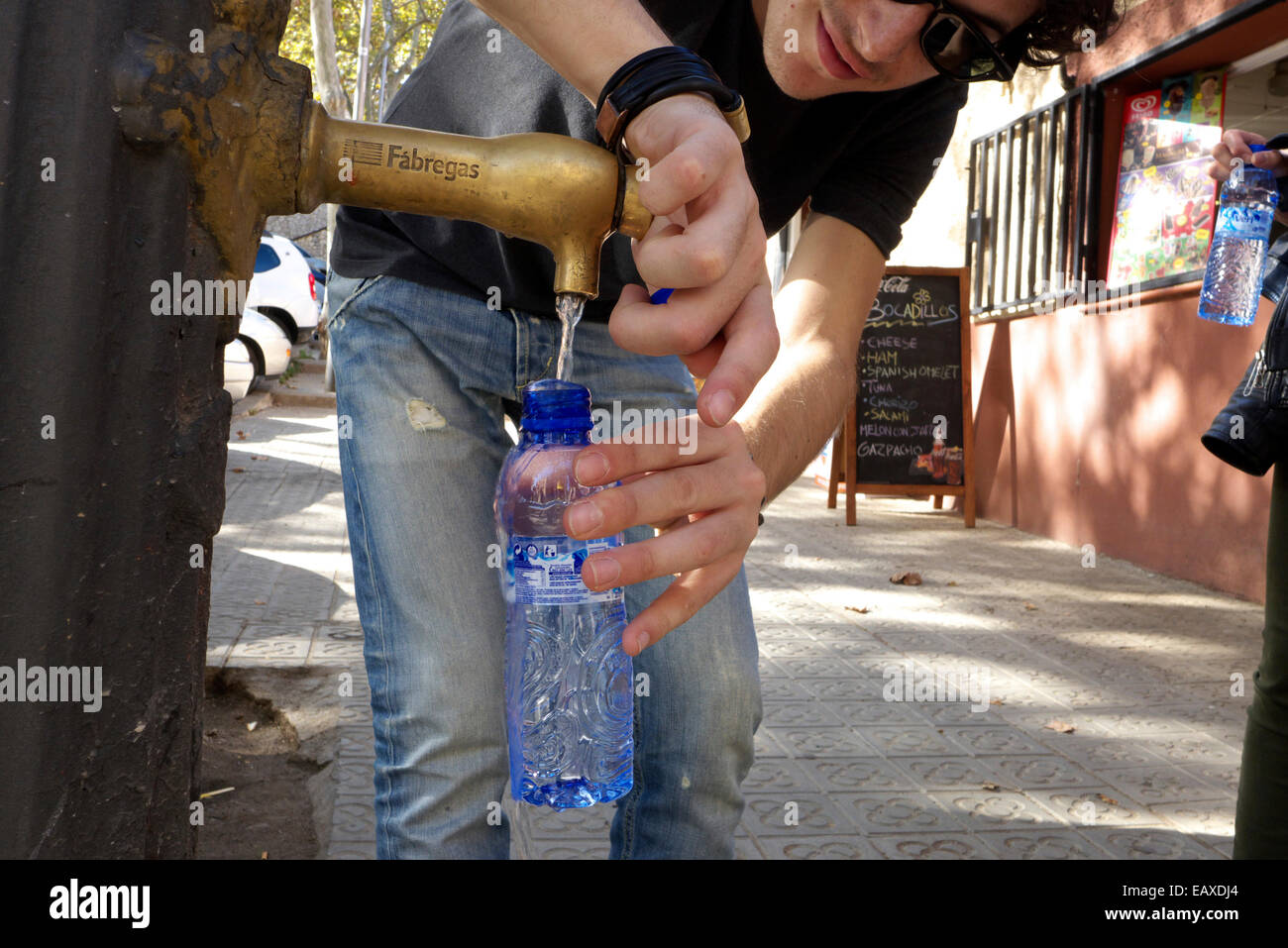 Espagne Catalogne Barcelone homme eau de remplissage d'eau du robinet de la  rue Photo Stock - Alamy