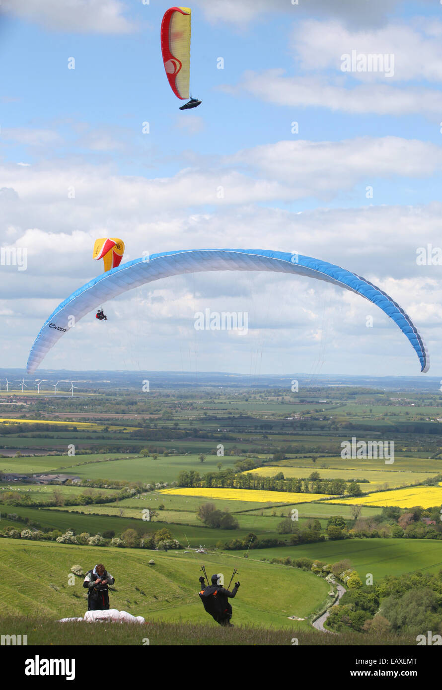 Parapentes décoller d'Uffington White Horse Hill, près de Banque D'Images