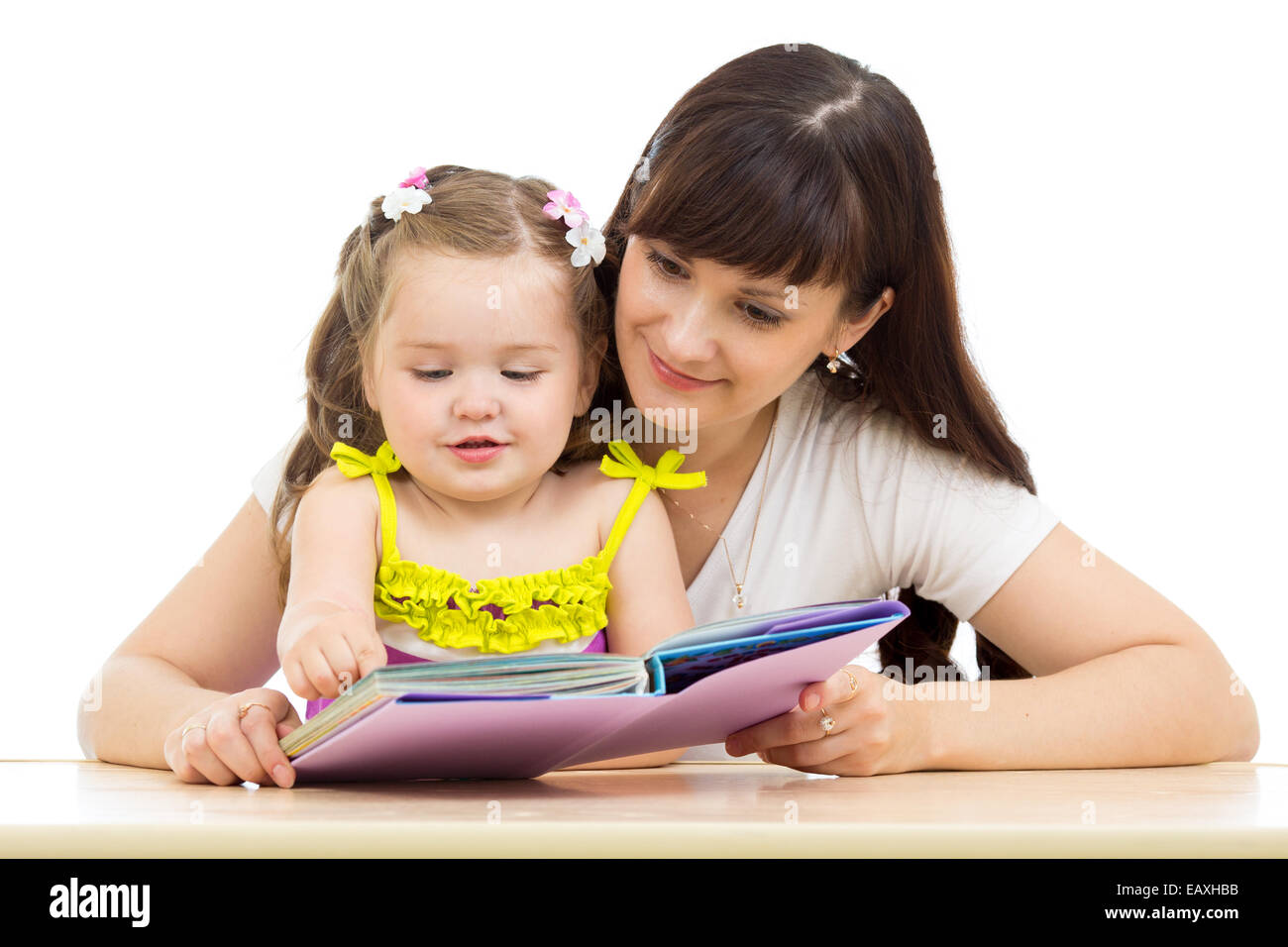 Heureuse Mère et enfant lire un livre ensemble Banque D'Images