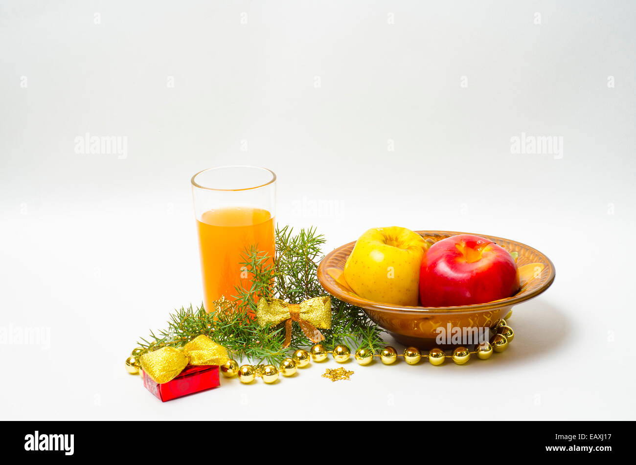 Composition de Noël avec des pommes cuites et le jus dans le verre. Banque D'Images