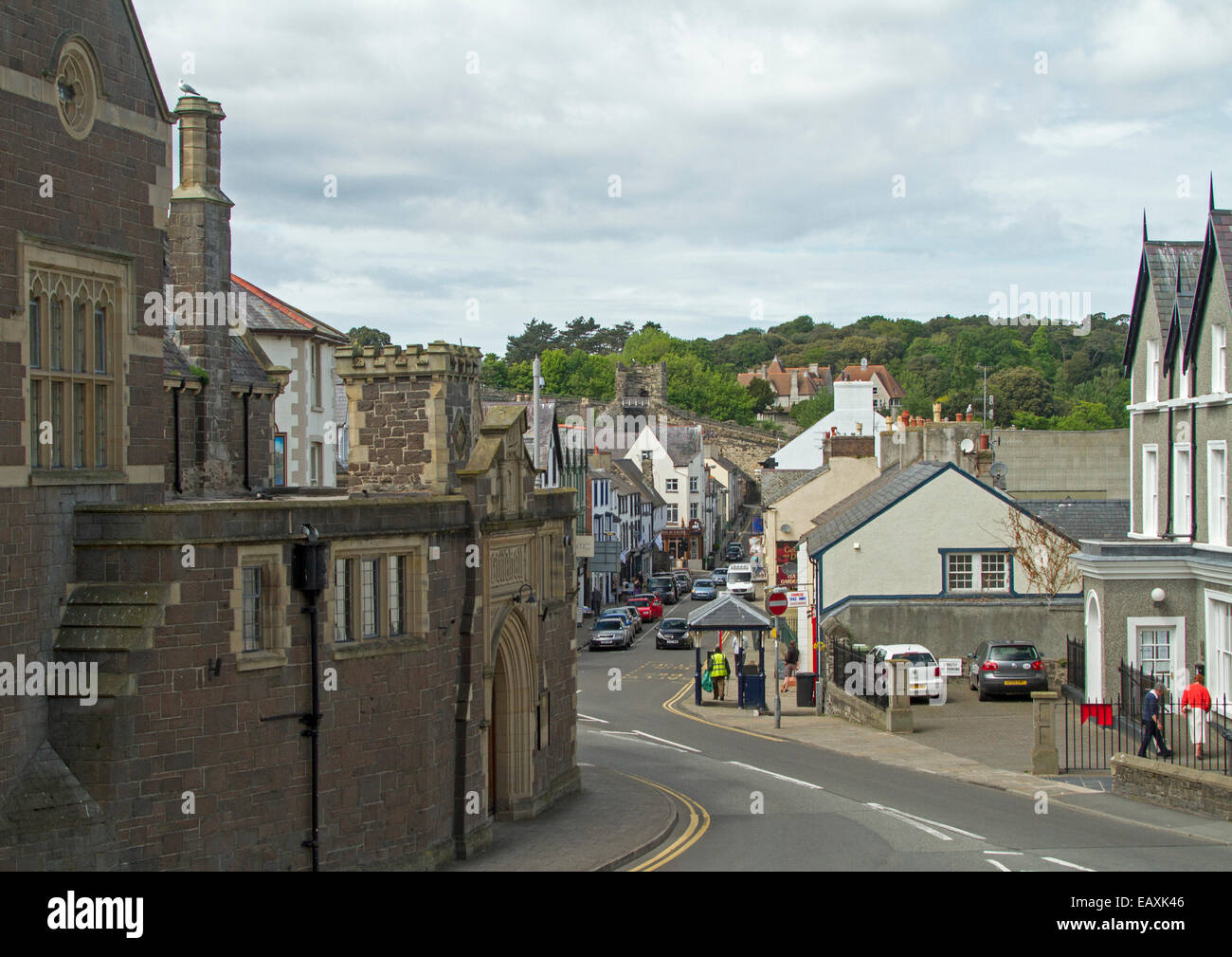 Rue principale du village gallois, Conwy, bordée de bâtiments historiques, au Pays de Galles Banque D'Images