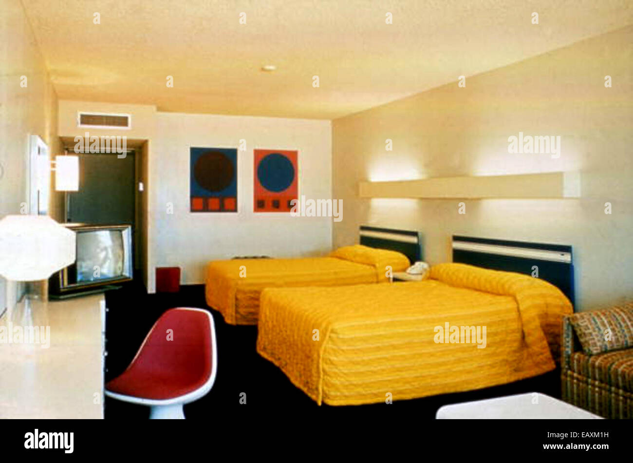 Cette image offre une vue intérieure d'une chambre d'hôtel à Marineland Motels dans le comté de Johns, en Floride. La photo capture le décor modeste typique des motels du milieu du XXe siècle, mettant en valeur un style d'époque du tourisme américain. Banque D'Images