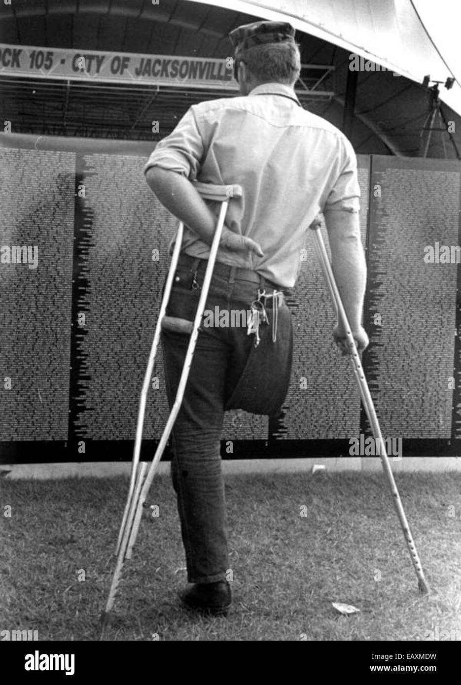 Un vétéran observe la réplique du Mémorial des vétérans du Vietnam, qui honore les soldats qui ont combattu dans la guerre du Vietnam. Cette réplique commémorative est un hommage itinérant à ceux qui ont servi. Banque D'Images