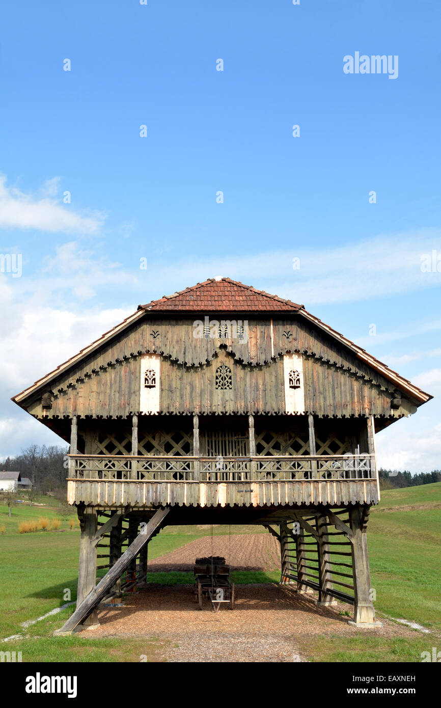 Structure slovène traditionnelle, utilisée pour stocker les outils agricoles, le séchage du maïs, et ainsi de suite Banque D'Images