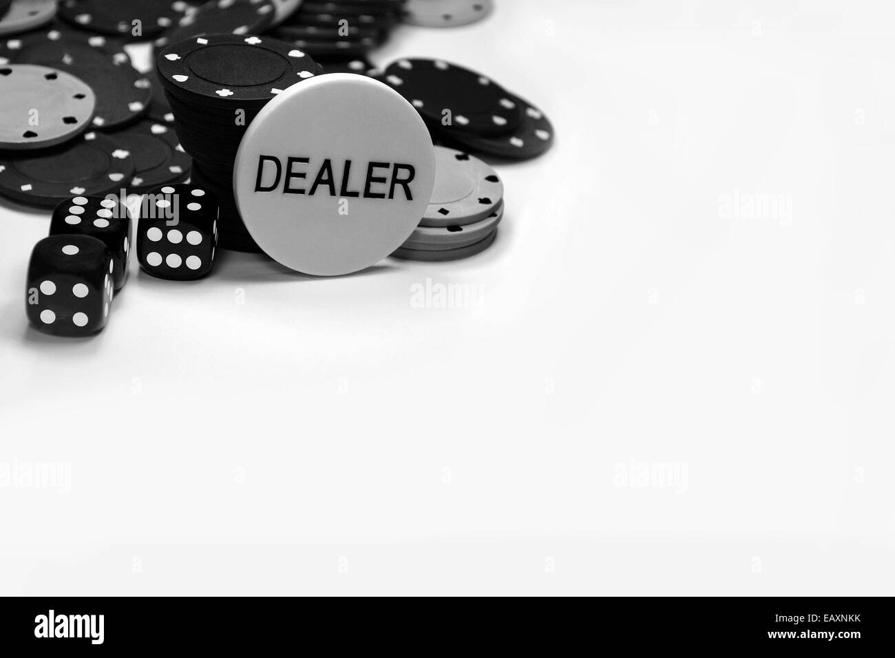 Des jetons de poker, dés et un bouton dealer, isolé sur blanc. Principalement utilisé pour le poker.. Banque D'Images