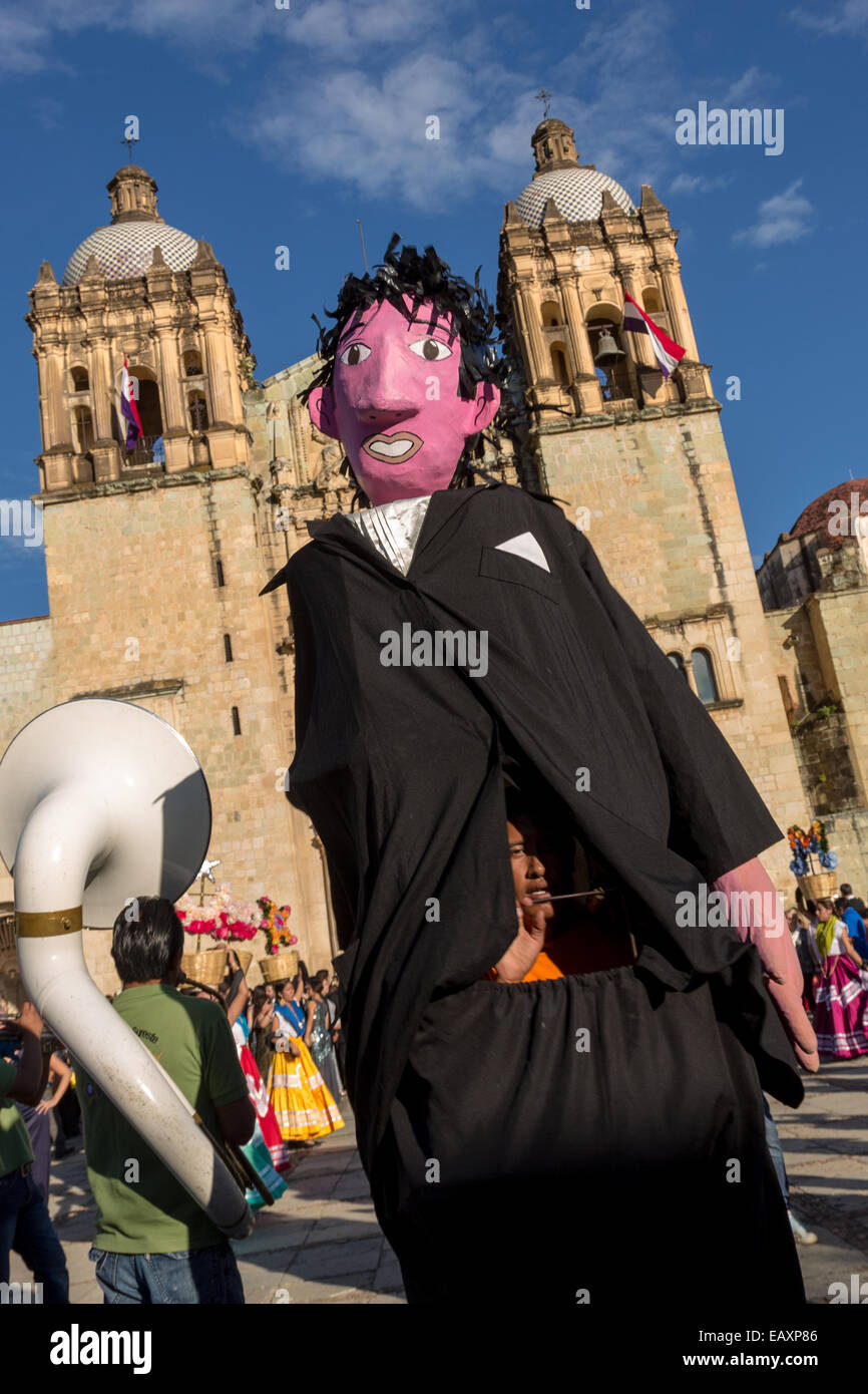 Un Mojigangas traditionnelle, papier mâché géant marionnette, effectue en face de l'église de Santo Domingo pendant le jour de la Fête des Morts connus en espagnol comme d'un de muertos le 25 octobre 2014 à Oaxaca, au Mexique. Banque D'Images
