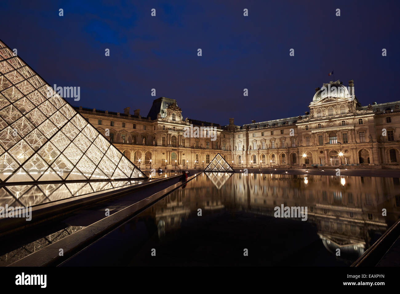 Pyramide du Louvre et Vue de nuit à Paris Banque D'Images