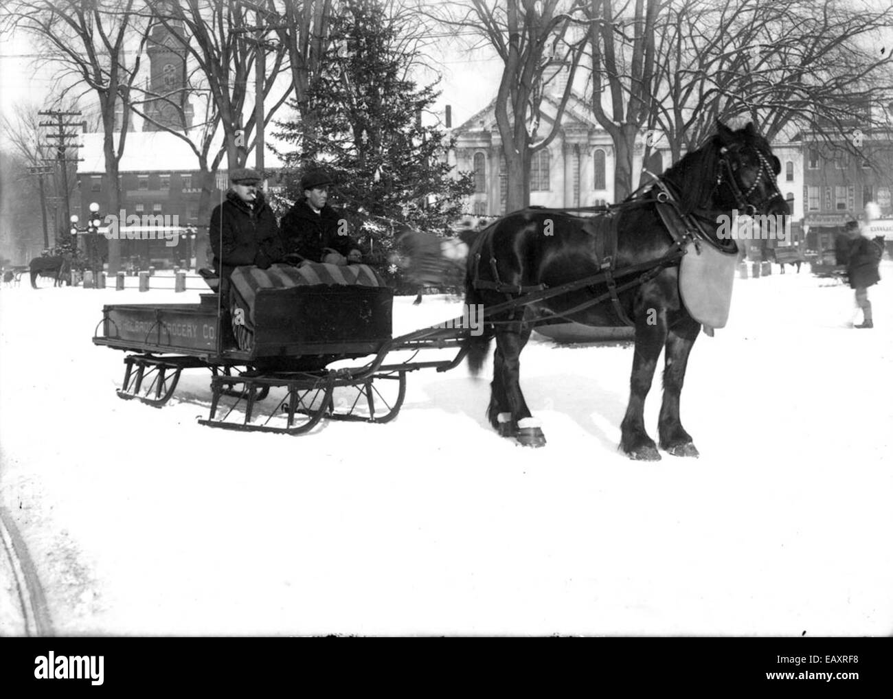 Une image historique d'un pung de livraison d'épicerie (traîneau) à Keene, New Hampshire, utilisé pendant les mois d'hiver pour le transport de marchandises. Le traîneau était courant dans les régions rurales de la Nouvelle-Angleterre au XIXe siècle et au début du XXe siècle, souvent utilisé pour les livraisons dans les villes enneigées. Banque D'Images
