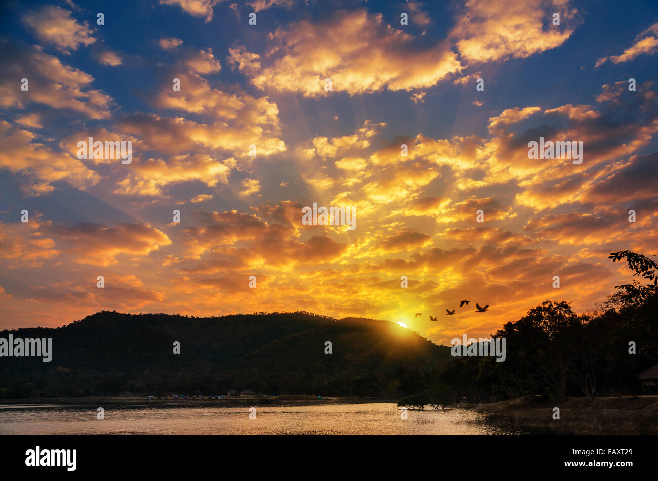 Lever du soleil sur la montagne par le lac au Parc National Kaeng Krachan en Thaïlande province Phetchaburi Banque D'Images