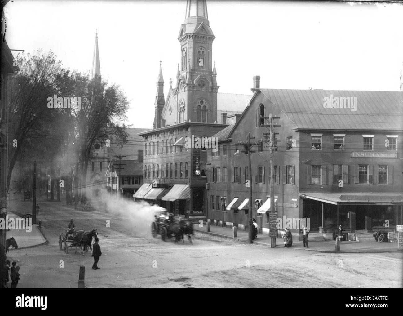 Cette photographie historique montre une machine de pompiers tirée par des chevaux stationnée à Central Square, Keene, New Hampshire. L'image représente une période antérieure dans l'histoire de la lutte contre les incendies avant que les moteurs motorisés ne deviennent répandus. Banque D'Images