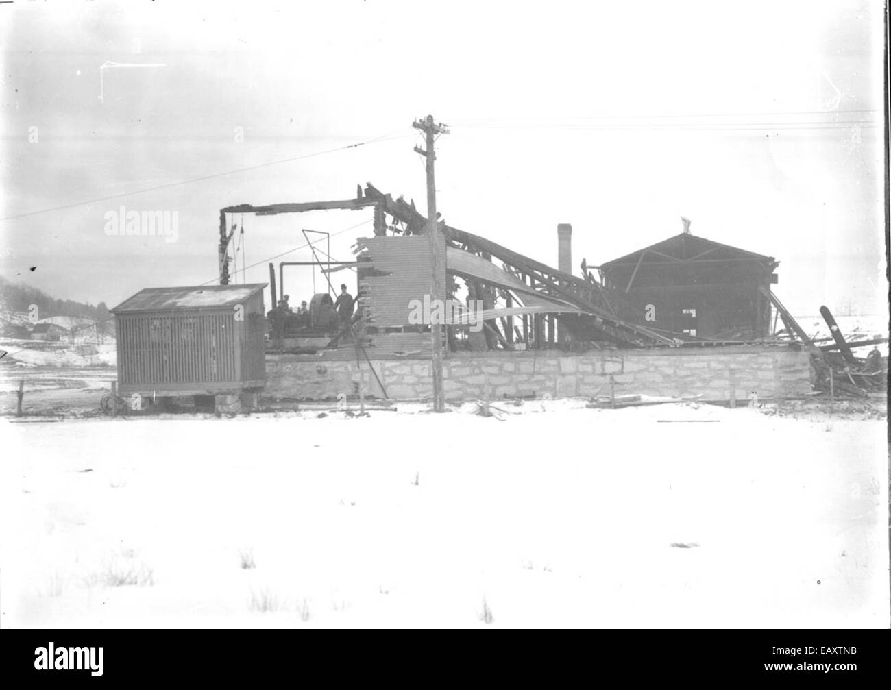 L'incendie de la Victoria White Granite Company à Keene, dans le New Hampshire, a causé d'importants dommages à l'installation. La photographie de Bion Whitehouse capture les conséquences dramatiques de l’incendie, montrant la destruction de l’un des sites industriels les plus importants de la région. Cette image sert de témoignage historique des défis industriels auxquels la région a été confrontée au début du XXe siècle. Banque D'Images