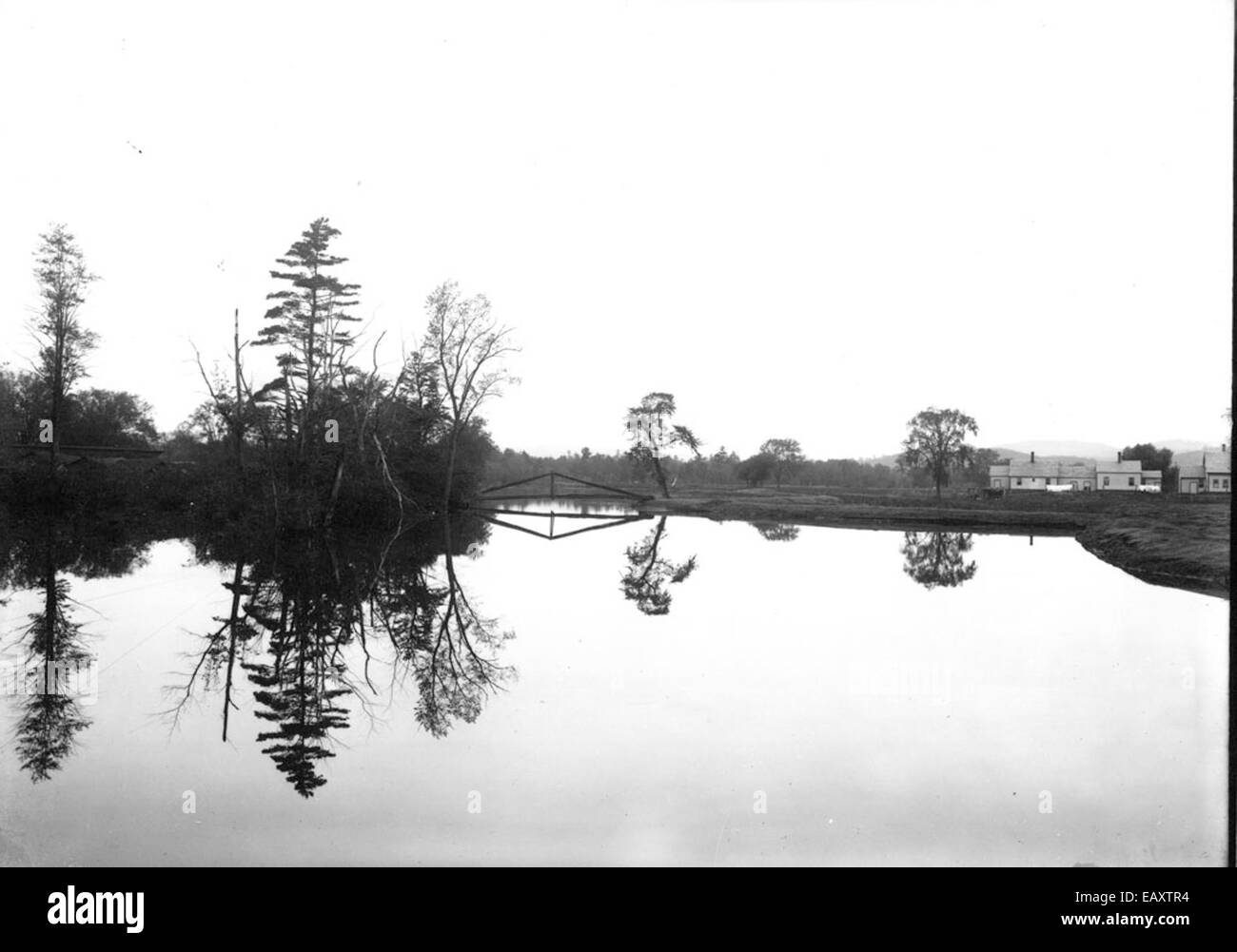 Le *Triangle Bridge* enjambe la rivière Ashuelot à Keene, New Hampshire, offrant une valeur historique et architecturale. La structure est un élément important dans l'histoire des transports de la région et les vues panoramiques. Banque D'Images