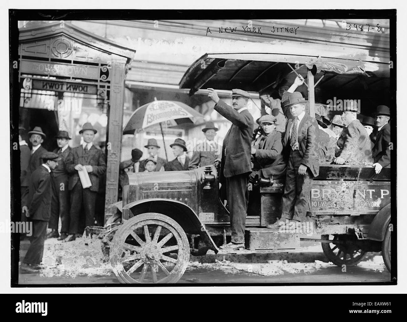 Une image vintage de New York Jitney 148, un véhicule de tourisme partagé circulant à New York. Les Jitneys étaient une forme populaire de transport public au début du XXe siècle, servant d'alternatives informelles aux services traditionnels de bus. Banque D'Images