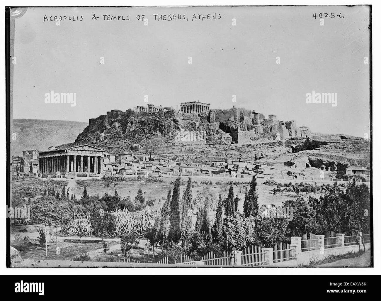 L'Acropole d'Athènes abrite l'ancien temple de Thésée, un excellent exemple de l'architecture dorique. Construit autour de 449 av. J.-C., il témoigne de l'époque grecque classique, reflétant le riche héritage culturel et architectural de la ville. Banque D'Images