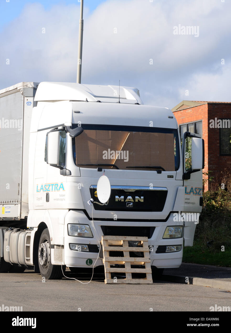 Dans pour le long terme ! Un conducteur de camion tente d'obtenir certains des conforts de la maison à Leicester, Leicestershire, Angleterre Banque D'Images