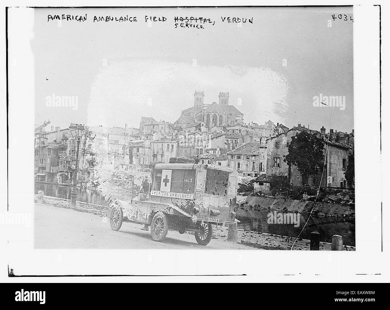 Cette image représente le service de terrain américain d'ambulance pendant la première Guerre mondiale à la bataille de Verdun. Il reflète les efforts humanitaires déployés dans l’un des champs de bataille les plus intenses de la guerre. Banque D'Images