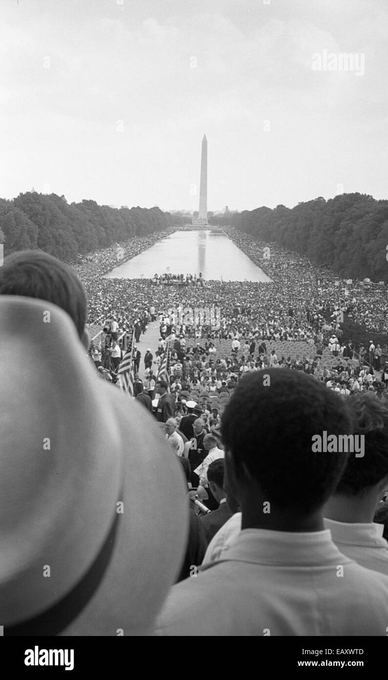 Cette photographie capture un moment de la marche des droits civiques à Washington, DC, un événement clé dans la lutte pour l'égalité raciale aux États-Unis. La marche souligne l'unité et la résolution pacifique des participants. Banque D'Images