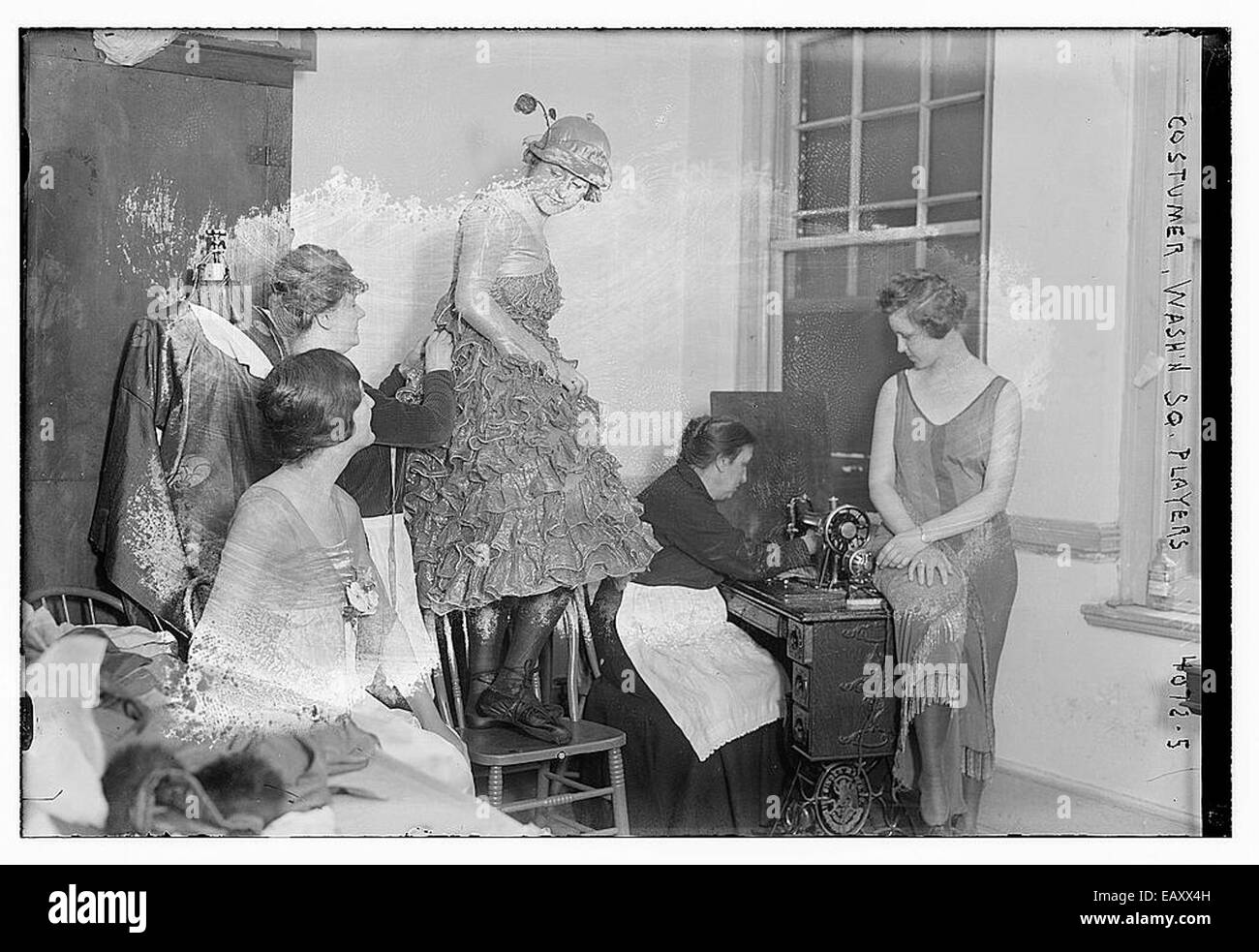 Cette image capture un moment d'une représentation de Washington Square, montrant les designs de costumes et les joueurs impliqués dans une production théâtrale de la fin du XIXe siècle. Banque D'Images