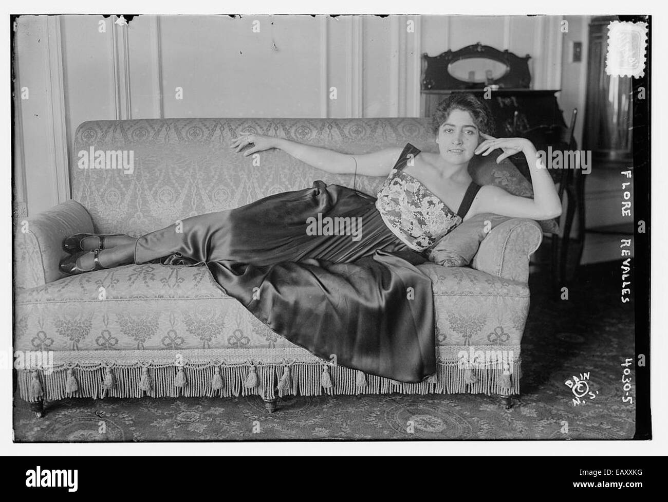 'Flore Revalles 152' est une œuvre d'art sur un thème floral ou d'inspiration naturelle. La pièce peut explorer des couleurs vibrantes et des détails complexes du monde naturel, caractéristiques de l’approche de l’artiste pour capturer la beauté dans les éléments du quotidien. Banque D'Images