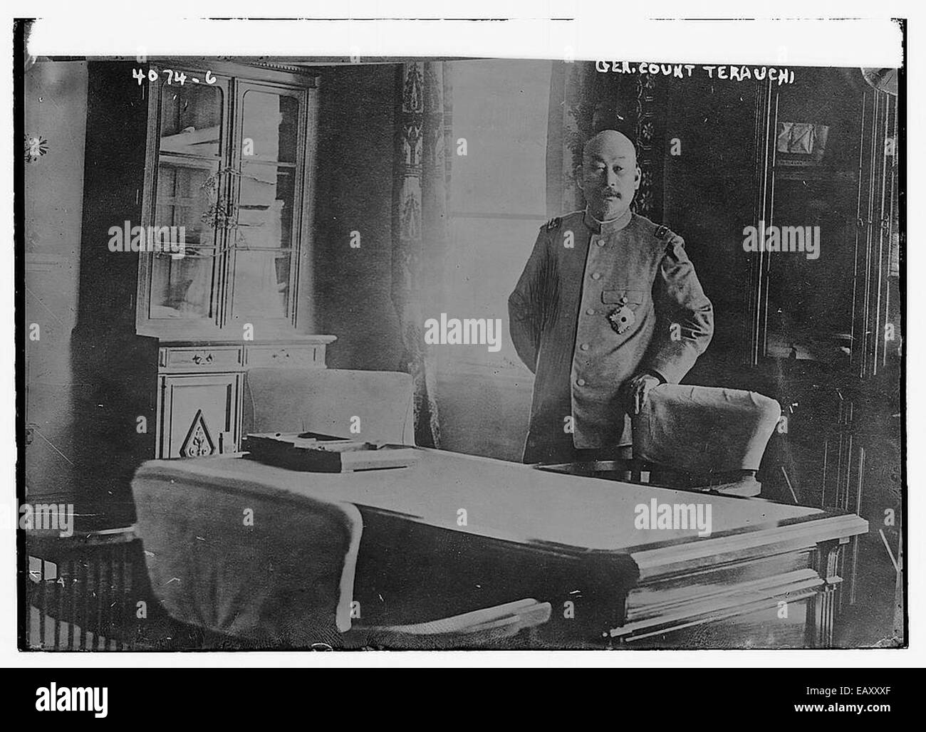 Ce portrait du général comte Terauchi, un éminent chef militaire japonais, souligne son leadership au début du XXe siècle. L’œuvre met en valeur sa forte présence et son rôle dans l’histoire militaire et politique du Japon. Banque D'Images