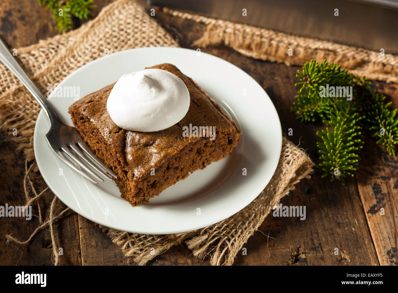 Gâteau d'épice fait maison avec de la crème fouettée Banque D'Images