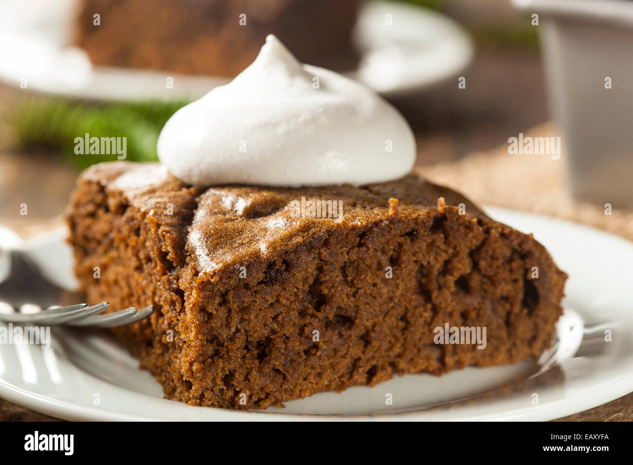 Gâteau d'épice fait maison avec de la crème fouettée Banque D'Images