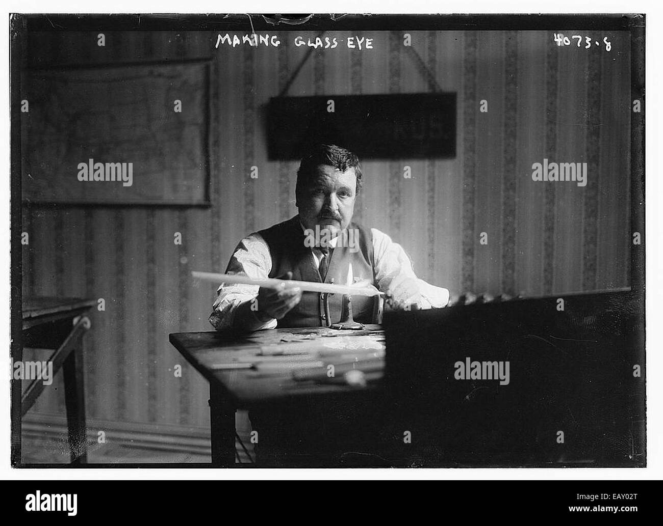 Cette image historique illustre le processus de fabrication d'un œil de verre, datant d'il y a 156 ans. L'artisanat détaillé des yeux en verre met en évidence l'évolution des prothèses médicales et leur importance dans l'histoire médicale. Banque D'Images