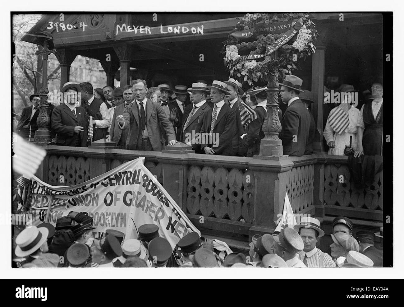 Meyer London 148 est une œuvre remarquable représentant l'impact des artistes américains du début du XXe siècle dans le milieu urbain. L'utilisation par l'artiste de formes géométriques et de contrastes de couleurs explore la vie moderne dans une société en rapide évolution. Banque D'Images