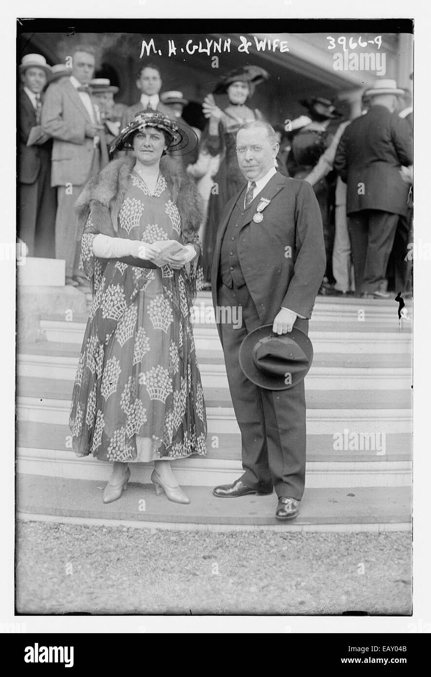 Cette photographie ou cette œuvre d'art représente probablement MH Glynn et sa femme, capturant un moment personnel ou familial. L'image spécifique fait référence à leur connexion, bien qu'aucun autre détail ne soit fourni. Il met en valeur un portrait de famille historique ou vintage. Banque D'Images