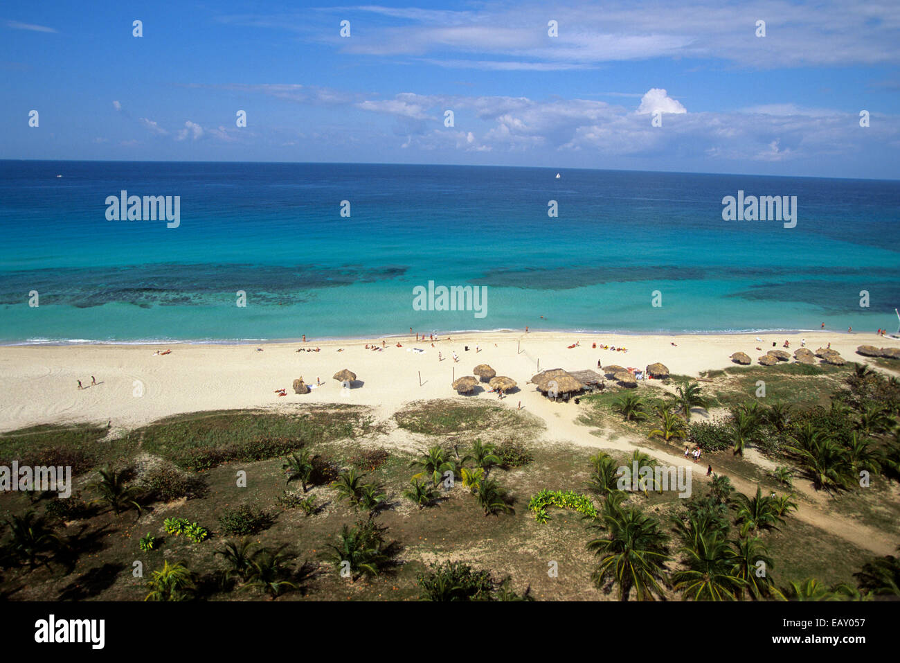 De belles plages de sable blanc et eaux turquoise lure les vacanciers à ...