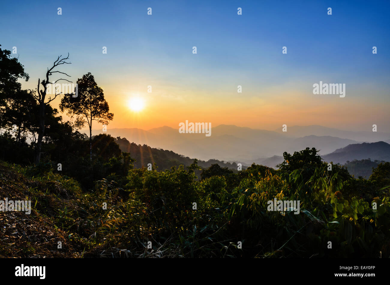 High angle view beau coucher du soleil sur la montagne vont de l'Panoen point panoramique Thung à Parc national de Kaeng Krachan Phetchaburi p Banque D'Images