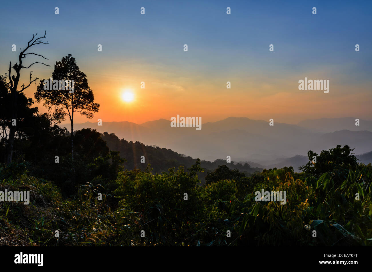 High angle view beau coucher du soleil sur la montagne vont de l'Panoen point panoramique Thung à Parc national de Kaeng Krachan Phetchaburi p Banque D'Images