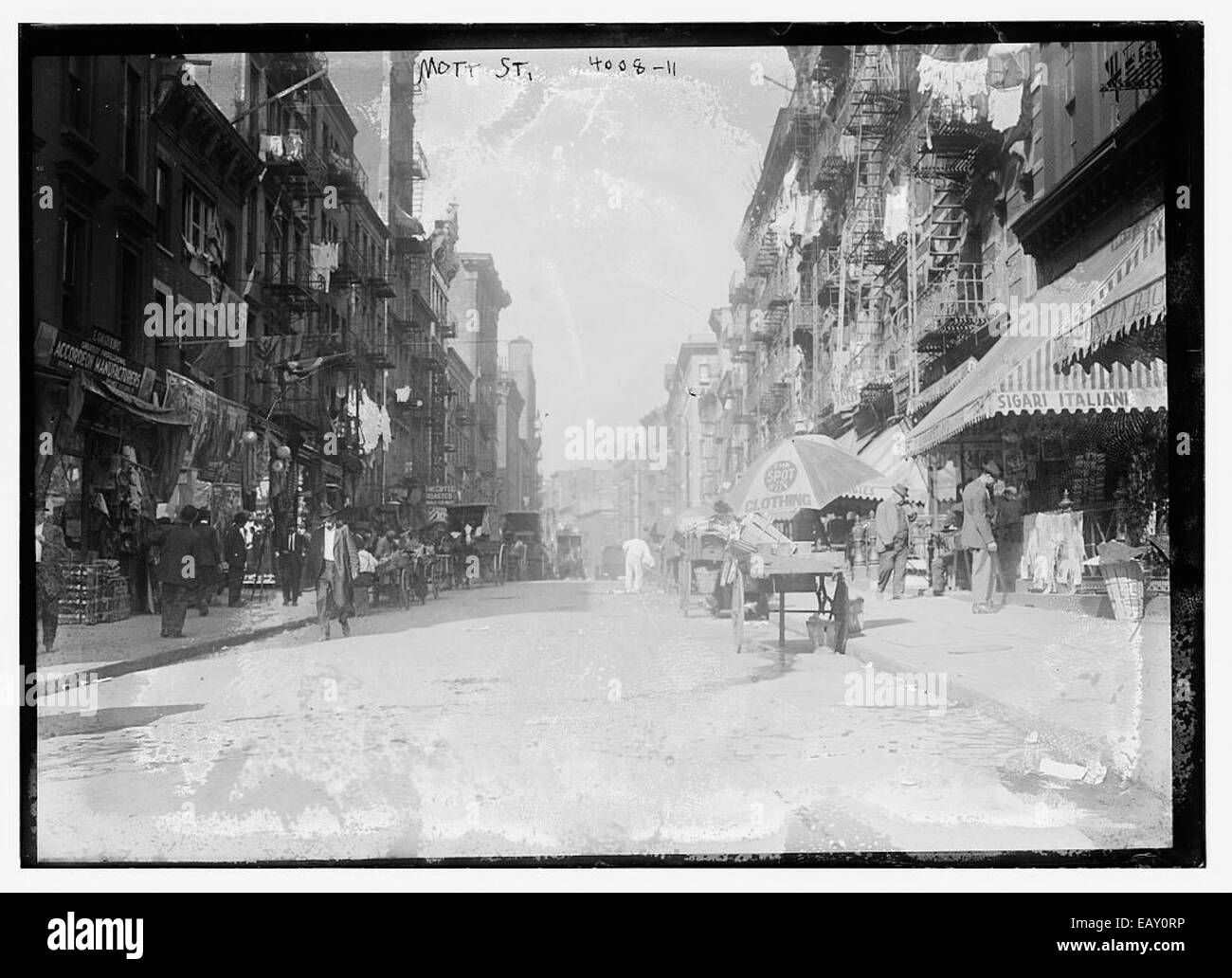 L’adresse 149 Mott Street, située dans le quartier chinois de New York, est connue pour son importance historique. Cet emplacement a longtemps été un point focal dans le développement culturel du quartier et la vie communautaire. Banque D'Images